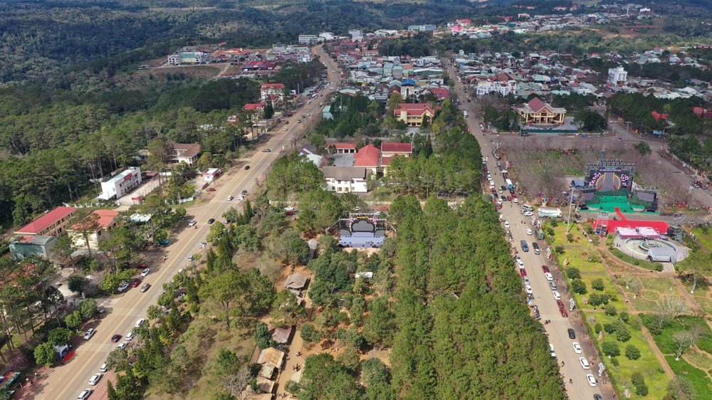 Hàng nghìn du khách đổ về Khu du lịch Măng Đen trong ngày đầu nghỉ lễ Tết Dương lịch - ảnh 1