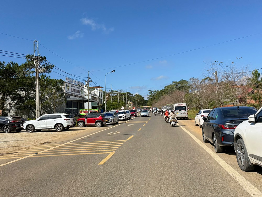 Hàng nghìn du khách đổ về Khu du lịch Măng Đen trong ngày đầu nghỉ lễ Tết Dương lịch - ảnh 2