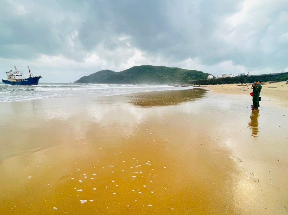 Tàu vỏ sắt mang quốc tịch nước ngoài mắc cạn tại vùng biển Dung Quất - ảnh 1