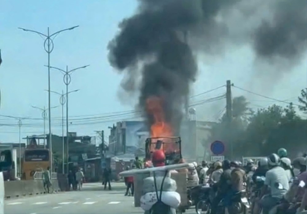 Xe chở hàng đang lưu thông bốc cháy dữ dội trên Quốc lộ 1A - ảnh 1