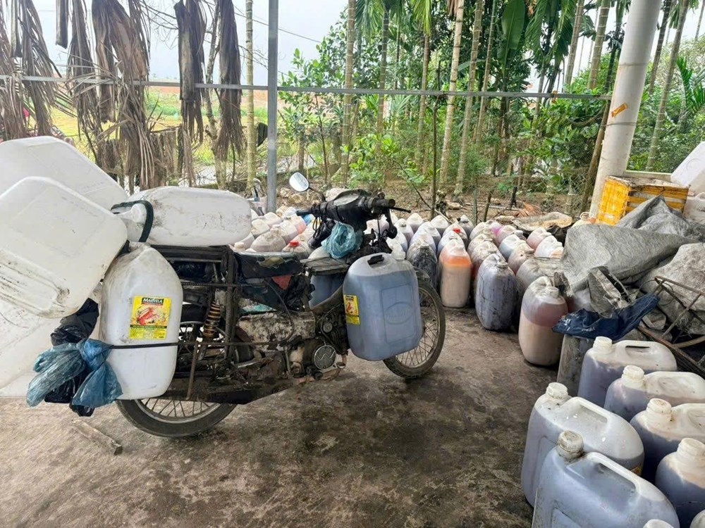 Tạm giữ hơn 1,9 tấn dầu, mỡ và nhớt thải trái phép - ảnh 2