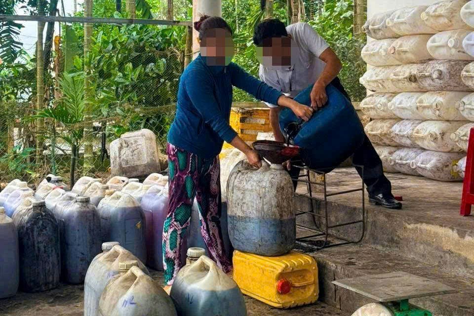 Tạm giữ hơn 1,9 tấn dầu, mỡ và nhớt thải trái phép - ảnh 1