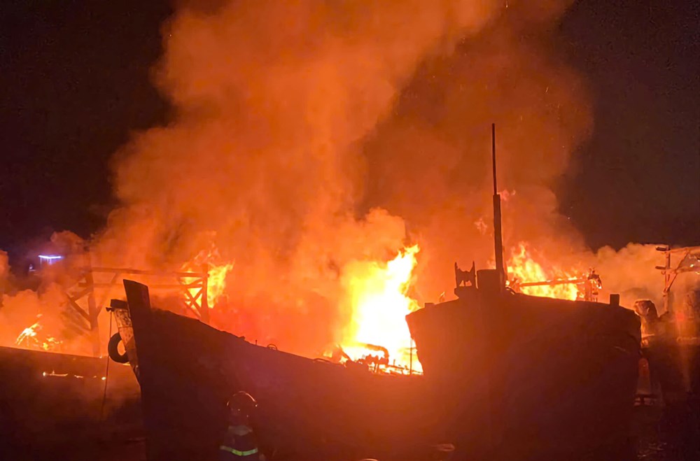 Hỏa hoạn trong đêm làm cháy bốn tàu cá - ảnh 1