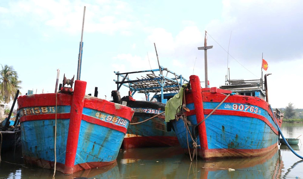 Lãnh đạo tỉnh Quảng Ngãi thăm hỏi, động viên ngư dân gặp nạn do cháy tàu cá - ảnh 3