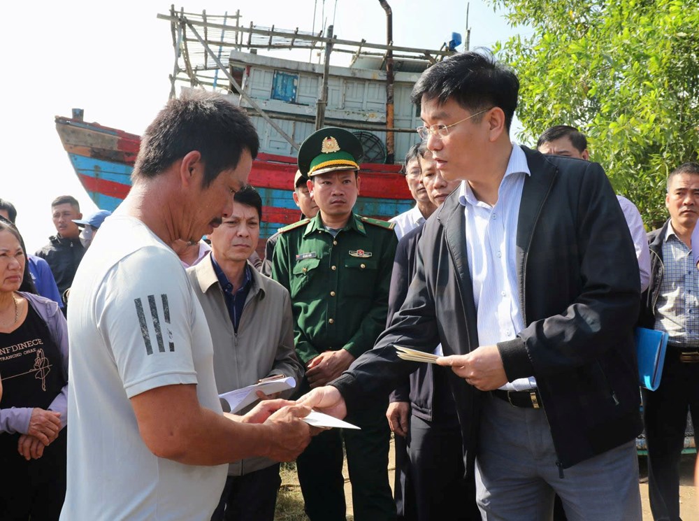Lãnh đạo tỉnh Quảng Ngãi thăm hỏi, động viên ngư dân gặp nạn do cháy tàu cá - ảnh 1