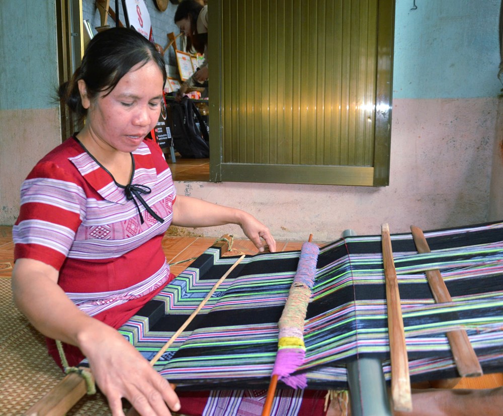 Giữ hồn thổ cẩm Hrê trong dòng chảy thị trường Tết Nguyên đán - ảnh 1