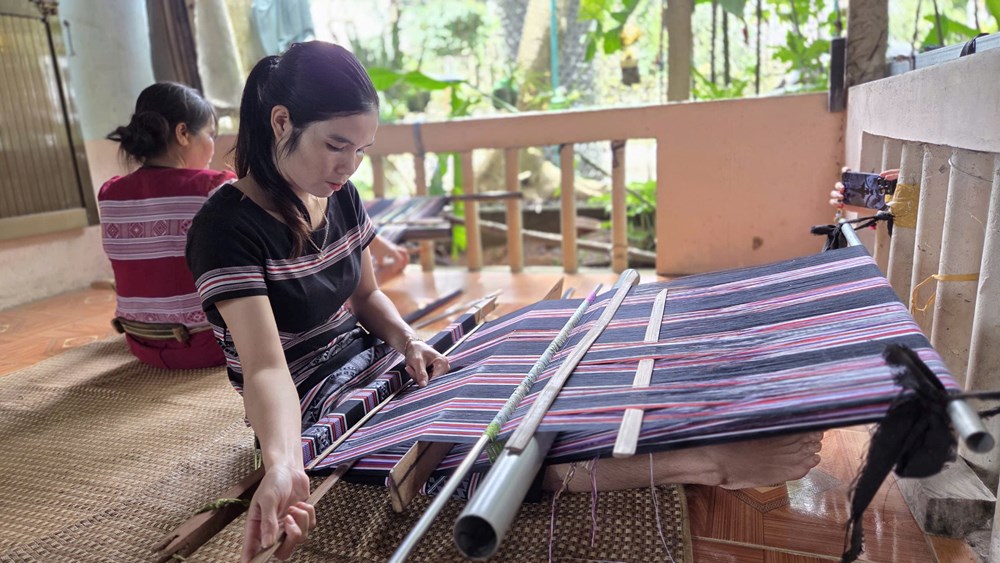 Giữ hồn thổ cẩm Hrê trong dòng chảy thị trường Tết Nguyên đán - ảnh 3