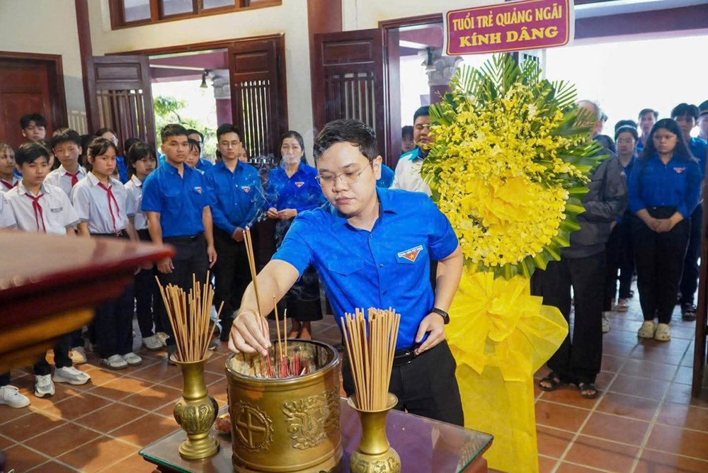 Tuổi trẻ Quảng Ngãi hành trình về địa chỉ đỏ - ảnh 1