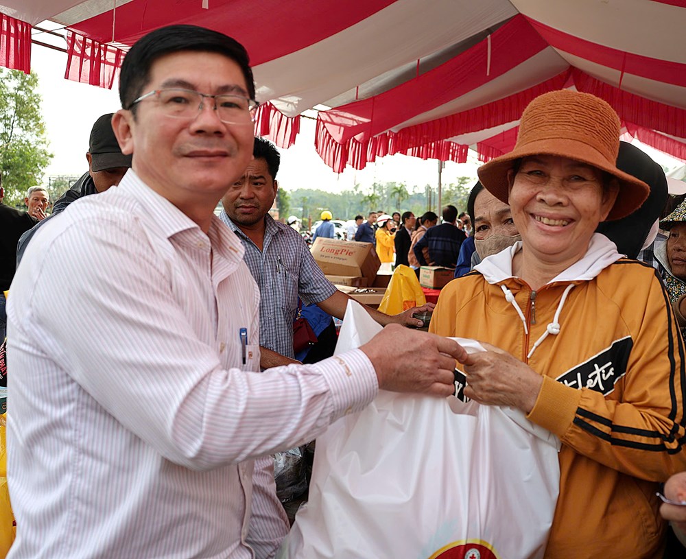 Tết Nhân ái ở Quảng Ngãi: Trao 1.000 suất quà cho người nghèo - ảnh 5