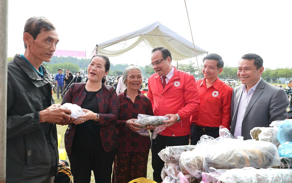 Tết Nhân ái ở Quảng Ngãi: Trao 1.000 suất quà cho người nghèo - ảnh 1