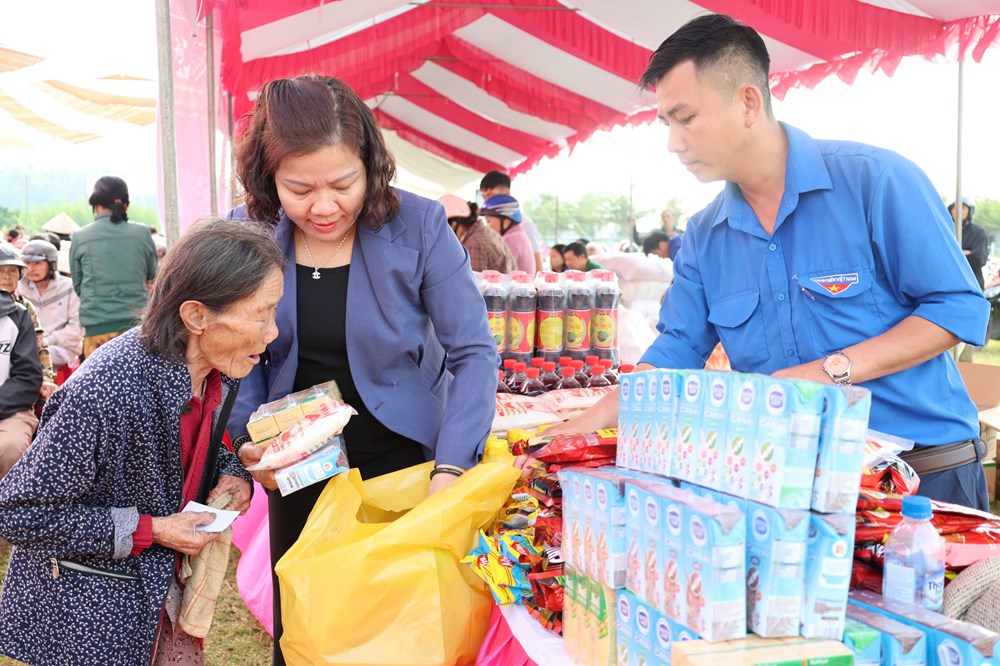 Tết Nhân ái ở Quảng Ngãi: Trao 1.000 suất quà cho người nghèo - ảnh 6