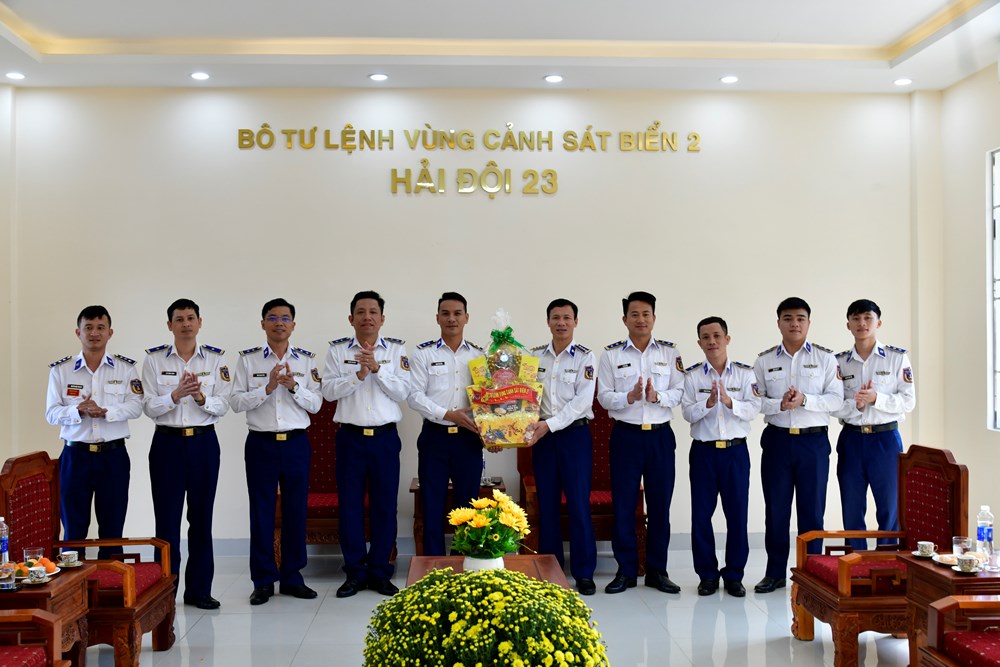 Phối hợp đồng bộ các lực lượng, xây dựng thế trận vững chắc bảo vệ biển đảo Quảng Ngãi - ảnh 3