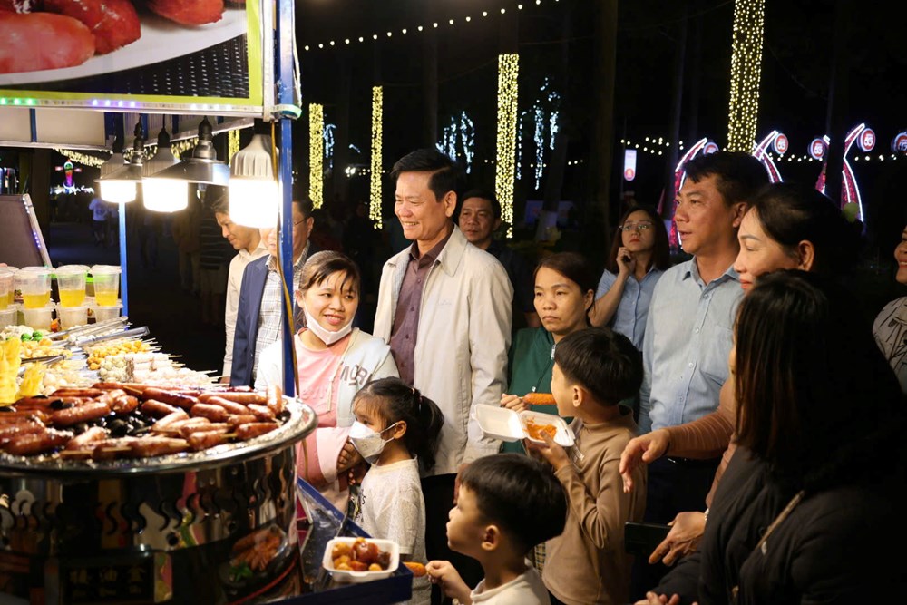 Phố đêm Sông Trà chính thức vận hành, tạo điểm nhấn cho kinh tế đô thị Quảng Ngãi - ảnh 4