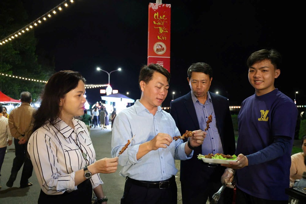 Phố đêm Sông Trà chính thức vận hành, tạo điểm nhấn cho kinh tế đô thị Quảng Ngãi - ảnh 9