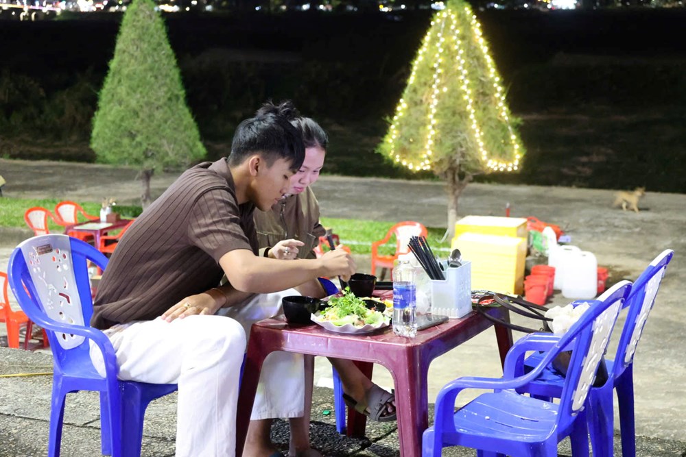 Phố đêm Sông Trà chính thức vận hành, tạo điểm nhấn cho kinh tế đô thị Quảng Ngãi - ảnh 7