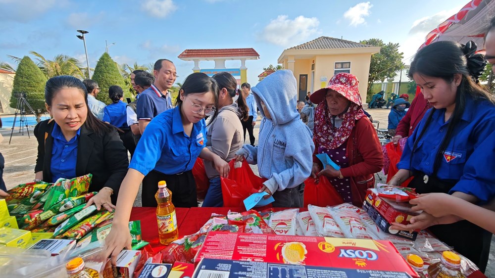 Xuân ấm áp nơi đầu sóng – Thắm đượm nghĩa tình quân dân Lý Sơn - ảnh 2