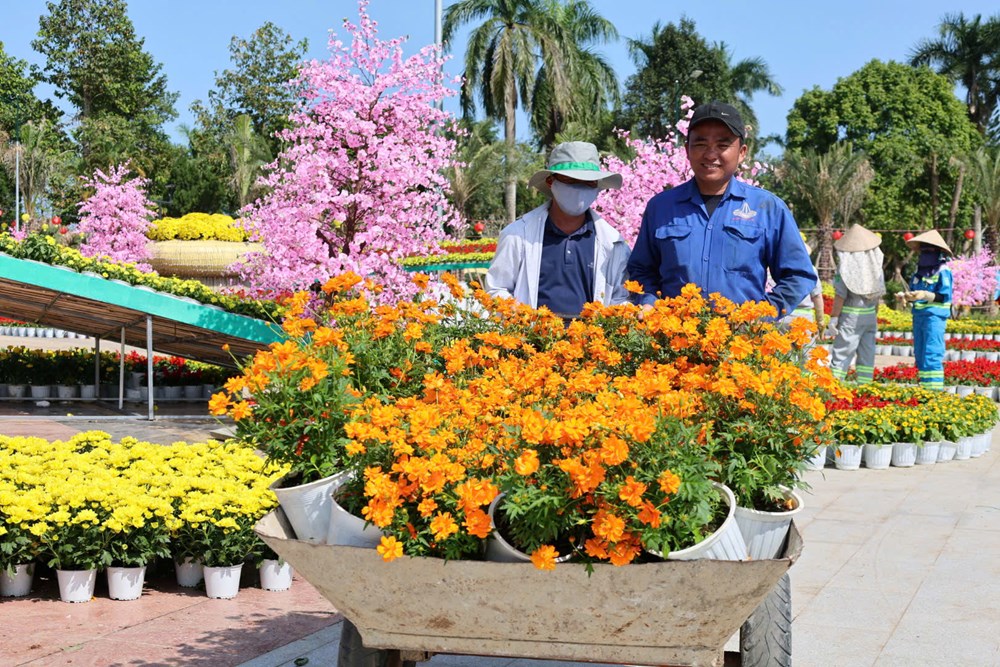 Quảng Ngãi rực rỡ sắc Xuân, sẵn sàng đón Tết - ảnh 7