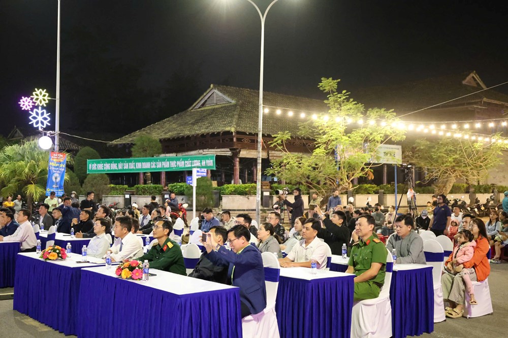 Khai trương phố đi bộ Mỹ Khê bên bờ biển Quảng Ngãi - ảnh 3