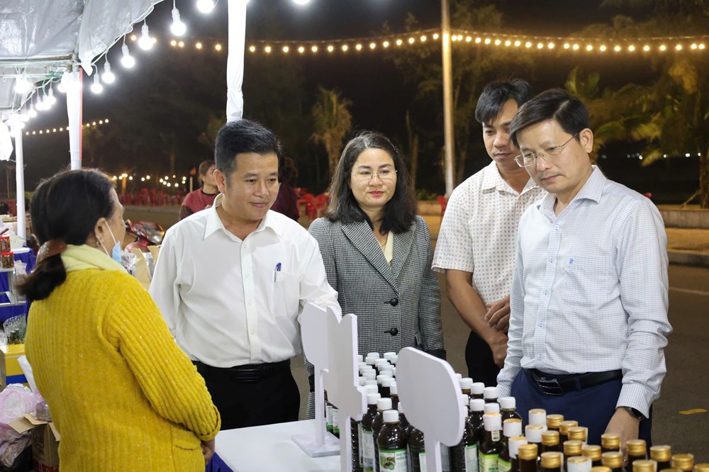 Khai trương phố đi bộ Mỹ Khê bên bờ biển Quảng Ngãi - ảnh 5