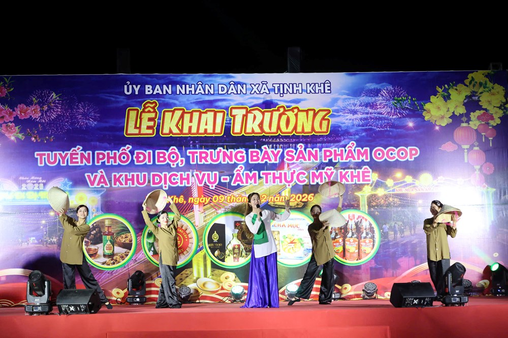 Khai trương phố đi bộ Mỹ Khê bên bờ biển Quảng Ngãi - ảnh 2