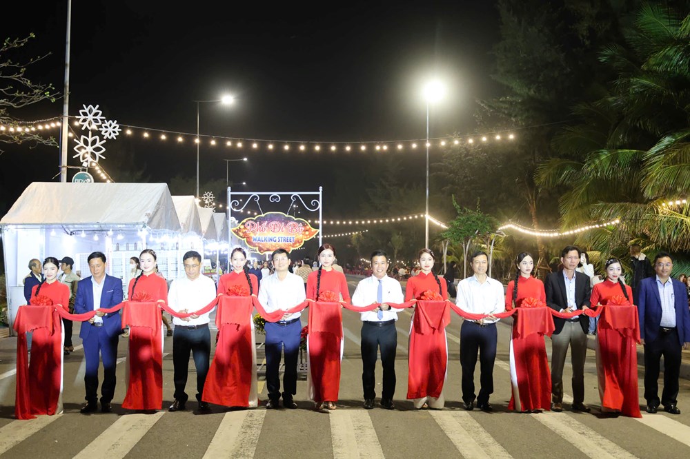 Khai trương phố đi bộ Mỹ Khê bên bờ biển Quảng Ngãi - ảnh 1