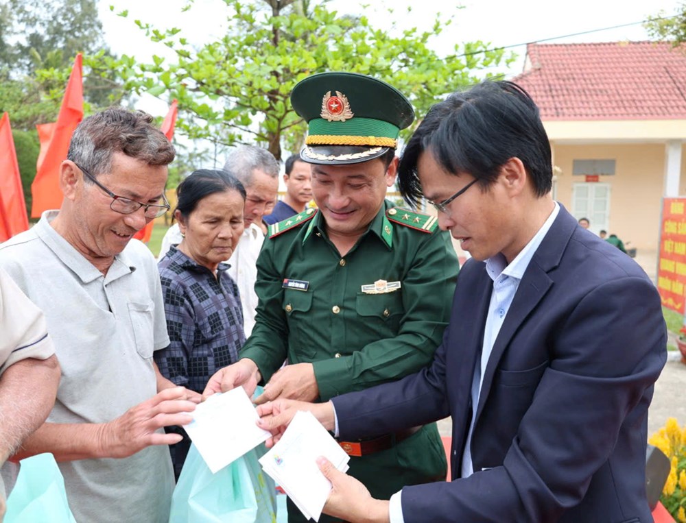 “Xuân Biên phòng ấm lòng dân bản” – Gắn kết nghĩa tình quân dân nơi cửa biển Dung Quất - ảnh 1