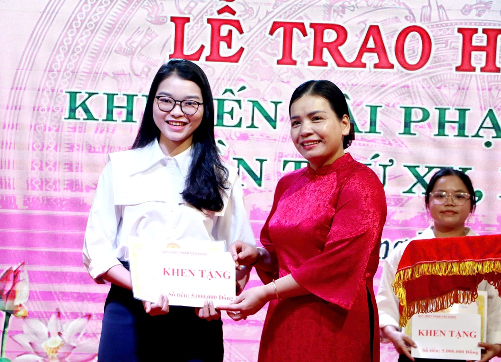 Quảng Ngãi trao học bổng cho 165 sinh viên xuất sắc - ảnh 2