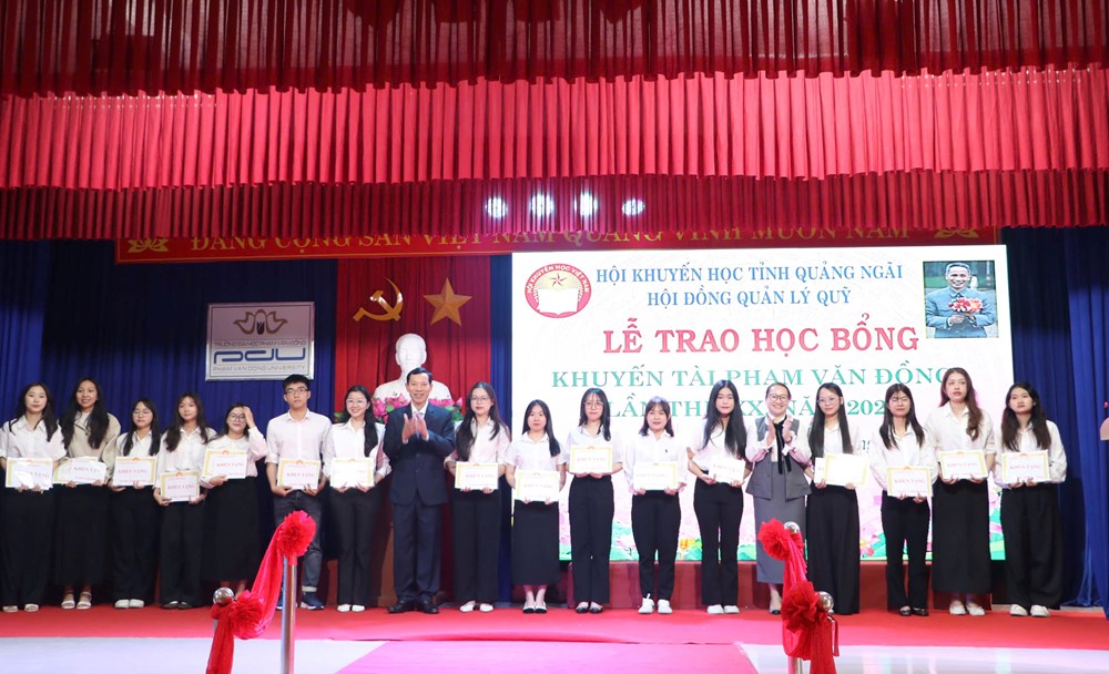 Quảng Ngãi trao học bổng cho 165 sinh viên xuất sắc - ảnh 1