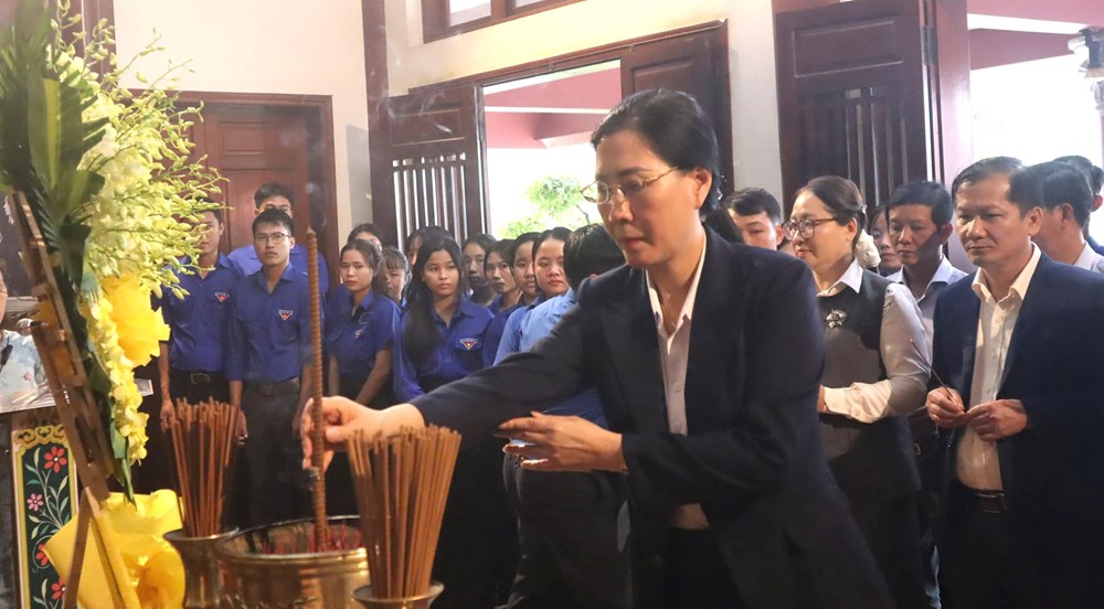 Thành kính dâng hương tưởng niệm Thủ tướng Phạm Văn Đồng và chí sĩ yêu nước Huỳnh Thúc Kháng - ảnh 1