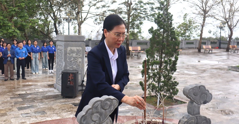 Thành kính dâng hương tưởng niệm Thủ tướng Phạm Văn Đồng và chí sĩ yêu nước Huỳnh Thúc Kháng - ảnh 4