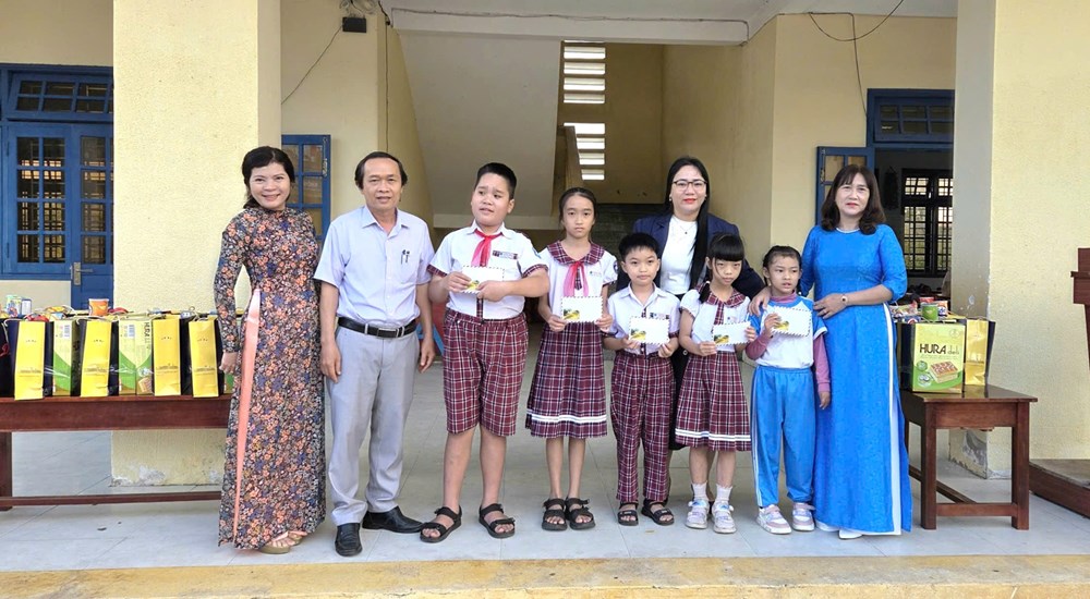 Báo Văn Hoá trao 100 suất quà Tết tại Quảng Ngãi - ảnh 2