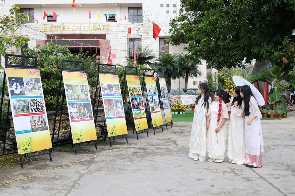 Rộn ràng không gian “Tết và Lễ hội mùa Xuân” tại Bảo tàng tổng hợp tỉnh Quảng Ngãi - ảnh 1