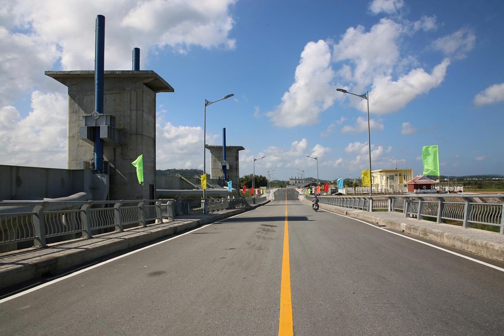 Thông xe cầu qua đập dâng hạ lưu sông Trà Khúc, hoàn thiện thêm trục kết nối ven sông trước Tết - ảnh 3