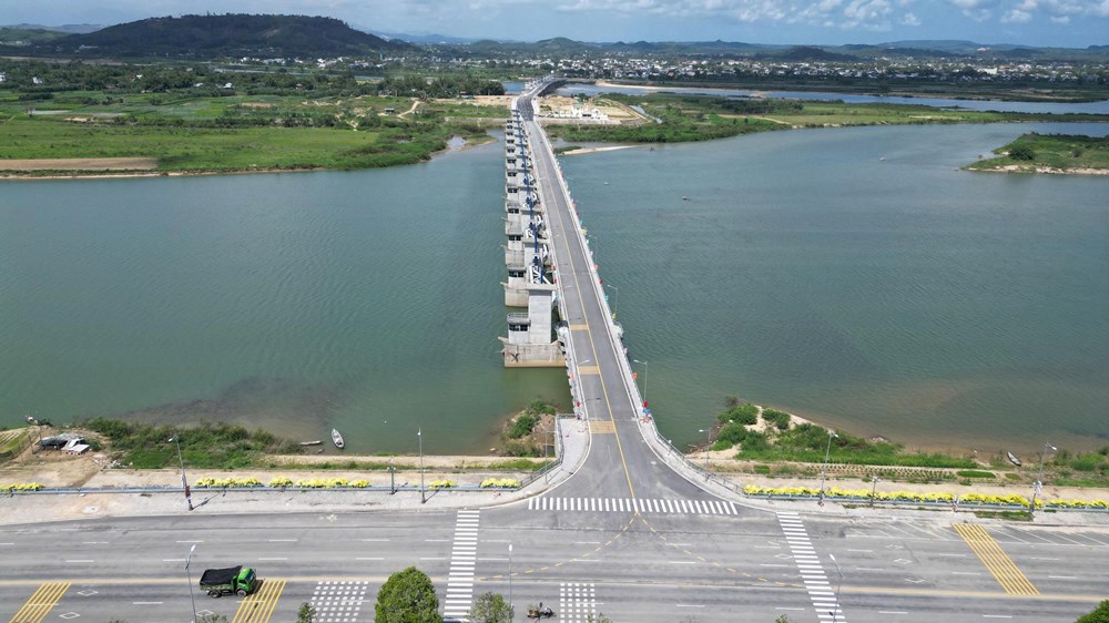 Thông xe cầu qua đập dâng hạ lưu sông Trà Khúc, hoàn thiện thêm trục kết nối ven sông trước Tết - ảnh 1