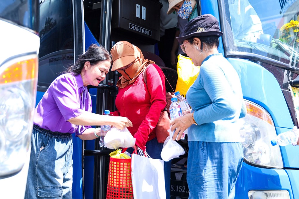 Ấm lòng những chuyến xe Tết 0 đồng - ảnh 2