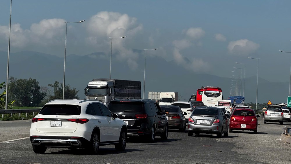 CSGT Quảng Ngãi điều tiết linh hoạt, giải tỏa điểm nghẽn ngày giáp Tết - ảnh 4