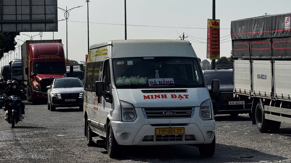 CSGT Quảng Ngãi điều tiết linh hoạt, giải tỏa điểm nghẽn ngày giáp Tết - ảnh 1