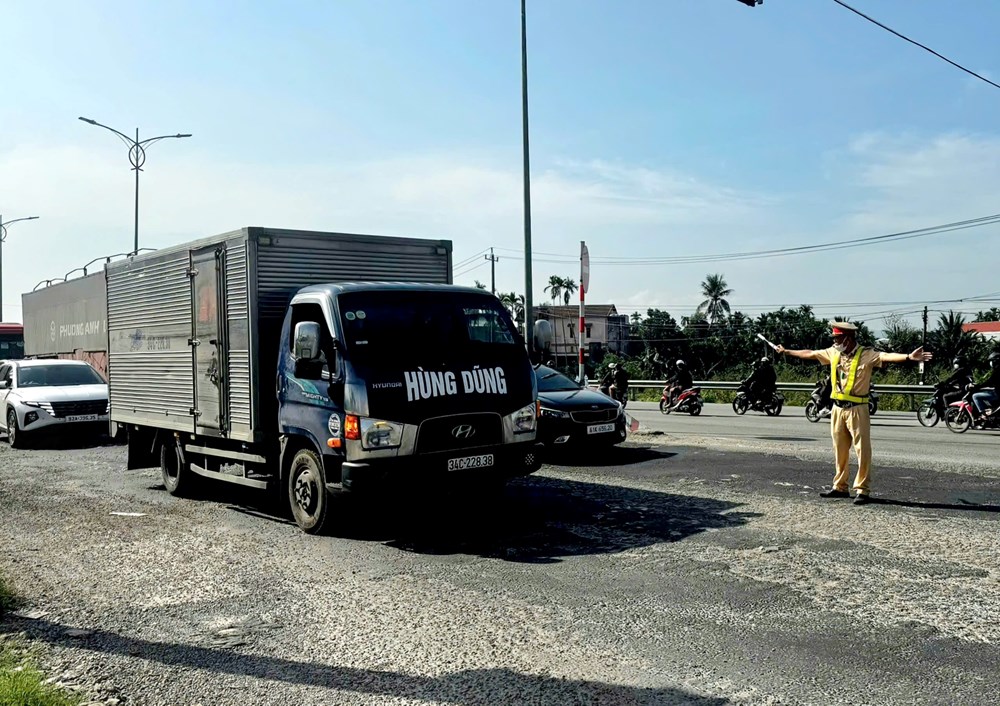 CSGT Quảng Ngãi điều tiết linh hoạt, giải tỏa điểm nghẽn ngày giáp Tết - ảnh 6