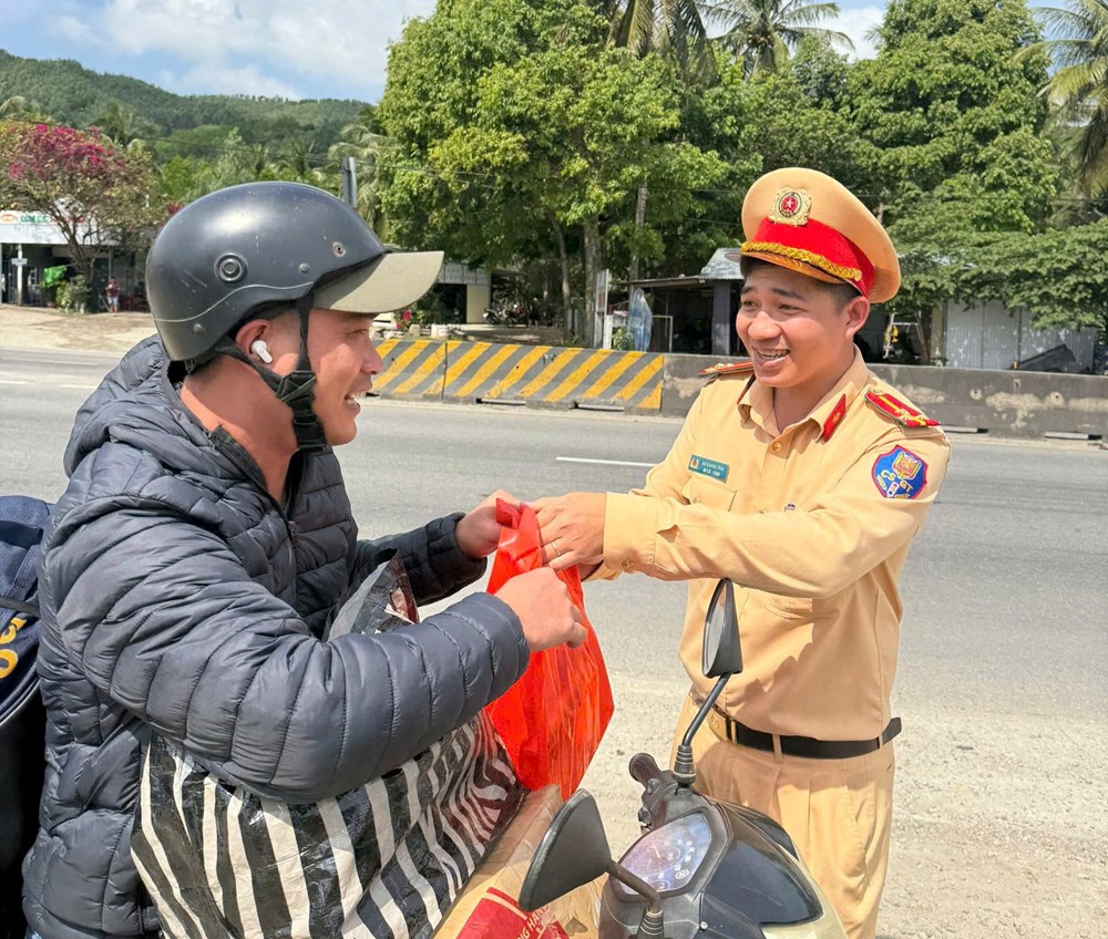 CSGT Quảng Ngãi đồng hành cùng người dân về quê đón Tết - ảnh 3