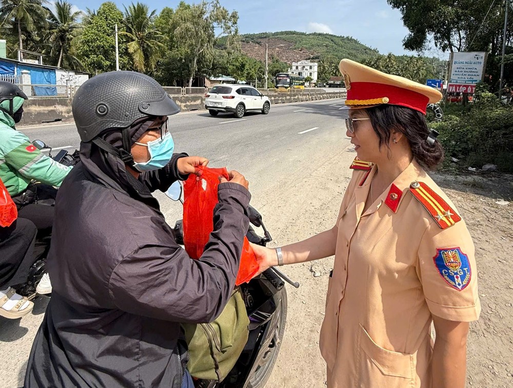 CSGT Quảng Ngãi đồng hành cùng người dân về quê đón Tết - ảnh 4