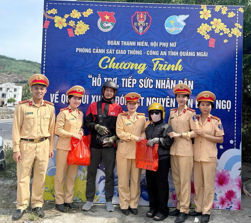 CSGT Quảng Ngãi đồng hành cùng người dân về quê đón Tết - ảnh 1