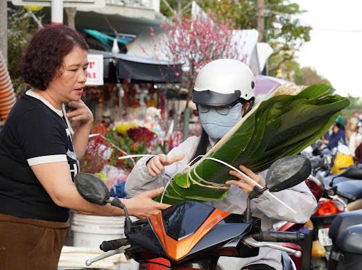 Cận Tết, thị trường lá dong, lá chuối “nóng” theo từng ngày - ảnh 2