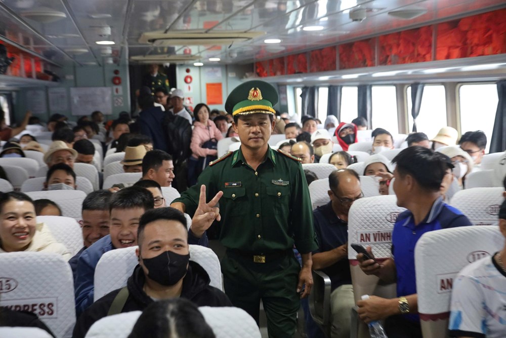 Chuyến tàu cuối năm đưa người xa xứ về với đảo Lý Sơn - ảnh 5