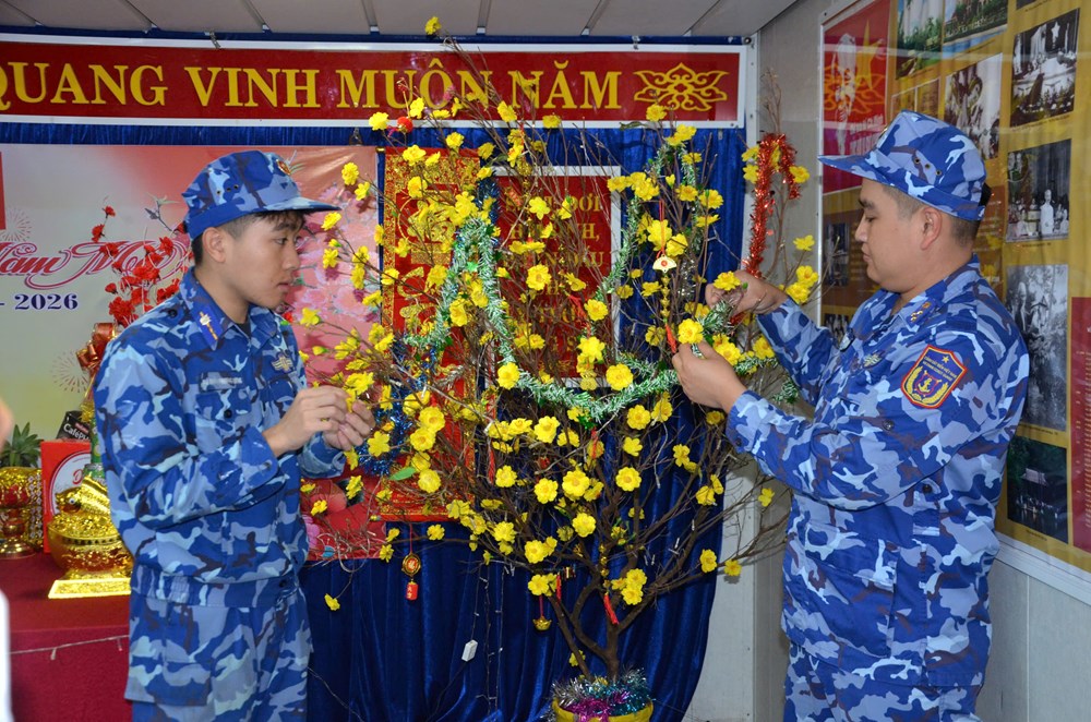 Giao thừa thiêng liêng nơi đầu sóng - ảnh 1