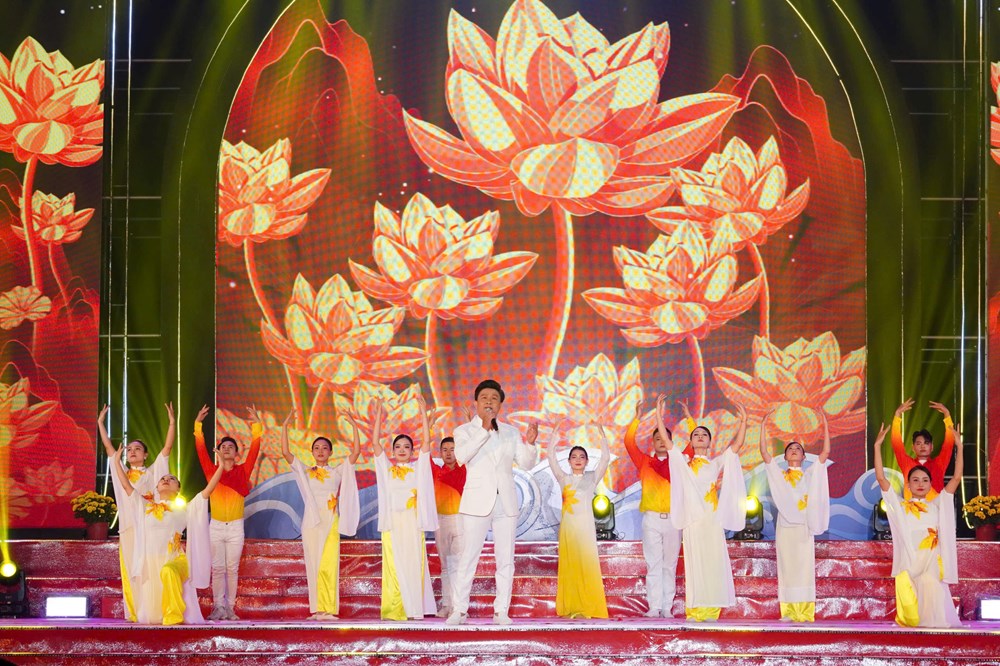 Pháo hoa rực rỡ bầu trời Quảng Ngãi chào đón năm mới Bính Ngọ - ảnh 2