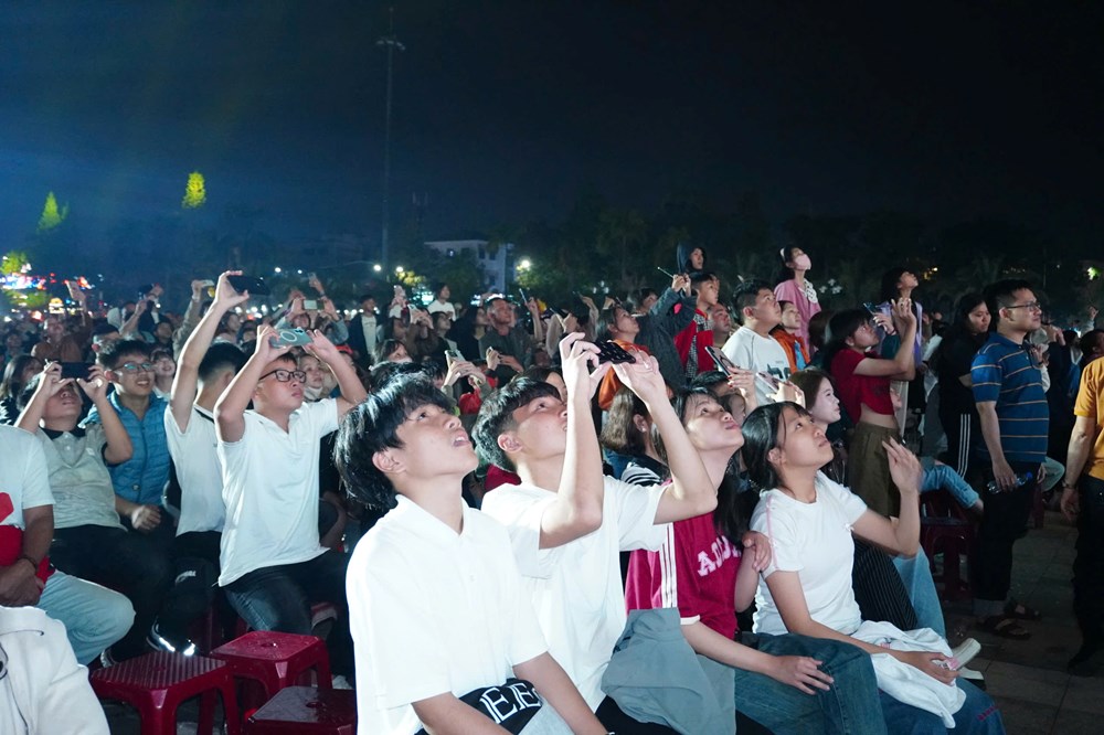 Pháo hoa rực rỡ bầu trời Quảng Ngãi chào đón năm mới Bính Ngọ - ảnh 8