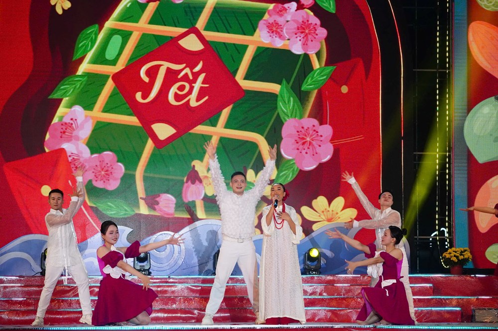 Pháo hoa rực rỡ bầu trời Quảng Ngãi chào đón năm mới Bính Ngọ - ảnh 4