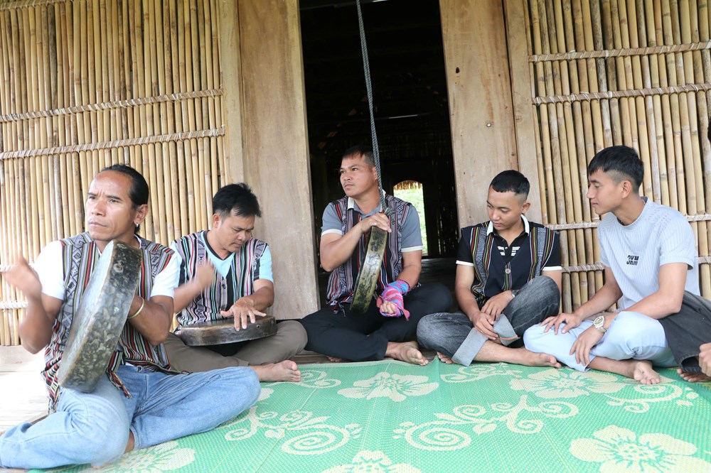 Khi tiếng chiêng ba thức giấc giữa đại ngàn Quảng Ngãi - ảnh 1