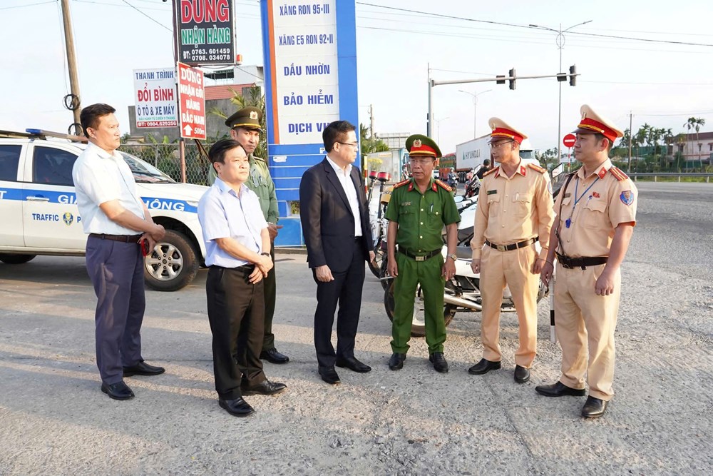 Chủ tịch UBND tỉnh Quảng Ngãi kiểm tra giao thông sau Tết - ảnh 1