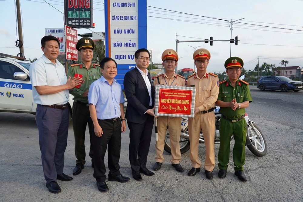 Chủ tịch UBND tỉnh Quảng Ngãi kiểm tra giao thông sau Tết - ảnh 3